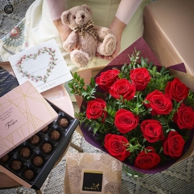 Valentines 12 Red Rose Gift Set 1